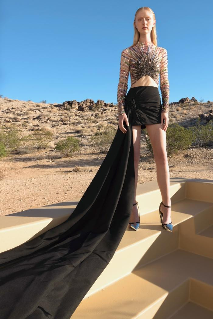 Một trong những điểm nhấn quan trọng phải kể tới là kỹ thuật xử lý dây viền tạo kiểu lồng đèn trên áo trễ vai, chân váy dáng cột, bodysuit hay blazer, được Công Trí duy trì từ nhiều bộ sưu tập gần đây. Các thiết kế cho thấy sự tỉ mỉ và tinh xảo trong từng đường cắt và may để có được những sợi dây vải đều nhau với bề mặt vải đanh mịn, tạo cảm giác thoải mái