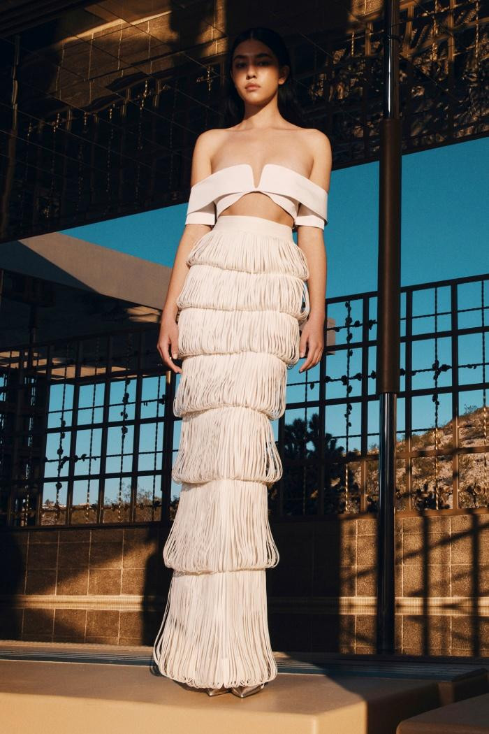 Những chiếc áo ngực dành cho mùa mốt năm sau đều nhỏ xíu với đường cắt táo bạo theo chủ nghĩa tối giản, vừa gợi cảm vừa khoẻ khoắn. Kết hợp cùng blazer, đầm dạ hội xẻ ngực sâu và quần ống suông, áo ngực của phái đẹp giờ đây được trao quyền để có thể xuất hiện như một món đồ mặc ngoài mà vẫn đảm bảo sự thanh lịch