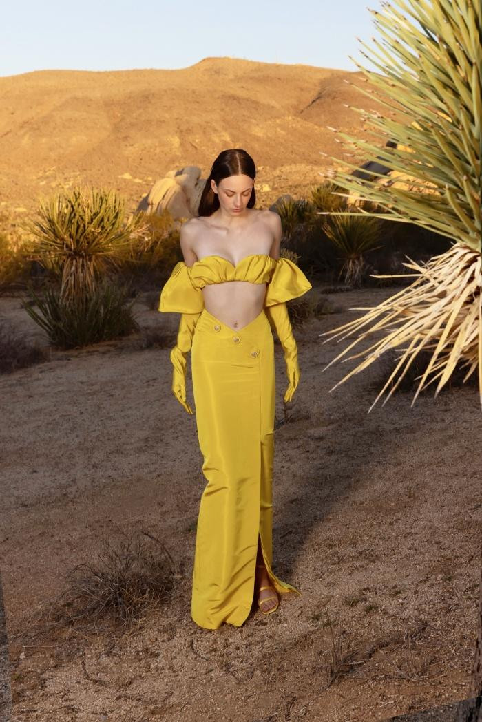 46 looks của mùa tới tập trung vào trang phục dự tiệc, toát lên vẻ đẹp nữ tính qua chi tiết khoe vai trần, những đường cut-out phóng khoáng ở eo, đường xẻ ngực sâu hay lưng váy cắt xéo