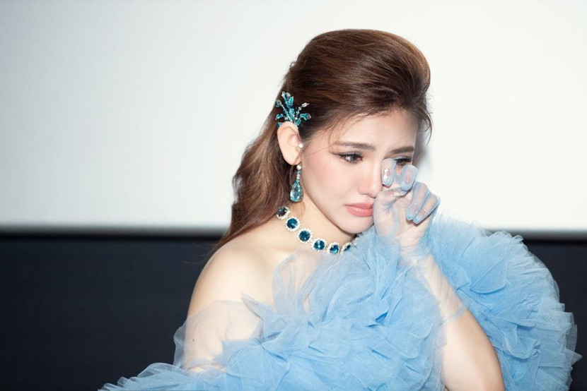 Myra Trần xúc động khi nhận những lời khen và dặn dò của cô giáo Myra Trần xúc động khi nhận những lời khen và dặn dò của cô giáo