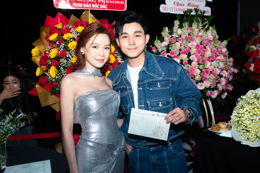 Sam thu hút mọi ánh nhìn với trang phục lấy cảm hứng từ ánh bạc khoe trọn đường cong quyến rũ và mái tóc ngắn đầy cá tính