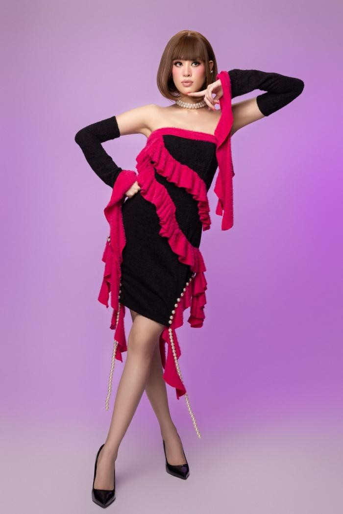 Mặc dù có nhiều kinh nghiệm trên sàn diễn thời trang, đối với việc tổ chức hẳn một fashion show là một quyết định hết sức “lớn” với Hoa hậu Khánh Vân. Nhất là vào thời điểm cuối năm, có rất nhiều sự kiện văn hoá giải trí, cũng như các fashion show khác Mặc dù có nhiều kinh nghiệm trên sàn diễn thời trang, đối với việc tổ chức hẳn một fashion show là một quyết định hết sức “lớn” với Hoa hậu Khánh Vân. Nhất là vào thời điểm cuối năm, có rất nhiều sự kiện văn hoá giải trí, cũng như các fashion show khác