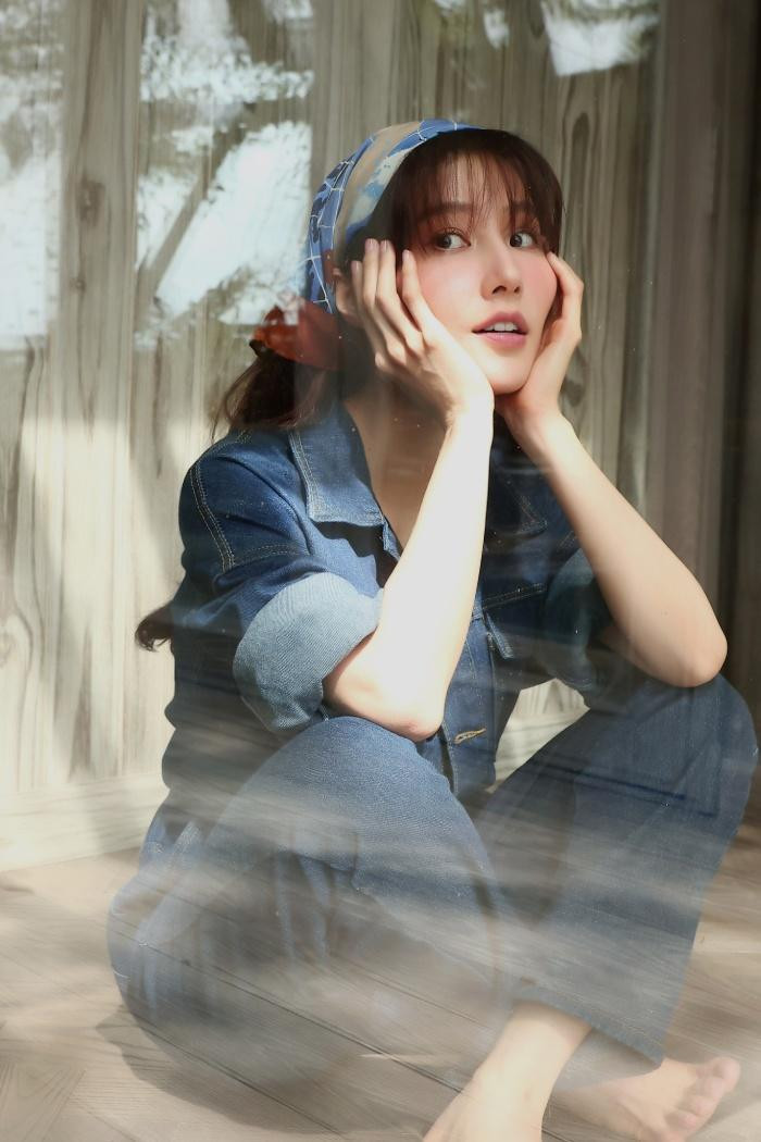 Trong bộ ảnh, Diễm My 9X hút mắt với những phong cách trẻ trung. Lúc thì cô nàng biến hóa thành một người làm vườn vui vẻ, lúc lại hóa thân thành một cô gái ngây thơ, lúc lại là một cô nàng gợi cảm, cá tính, khi thì rất ngọt ngào khi thì lại vô cùng phiêu lãng