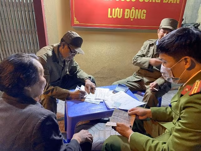 Đội ngũ cán bộ cơ sở được huy động, hỗ trợ cac chiến sỹ Công an. Đây là một trong những yếu tố quan trọng để CAQ Hoàng Mai hoàn thành đúng tiến độ nhiệm vụ lớn của năm 2021