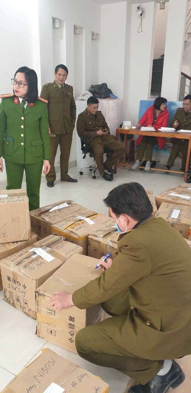 Lực lượng chức năng niêm phong số đồng hồ nghi vấn nhập lậu Lực lượng chức năng niêm phong số đồng hồ nghi vấn nhập lậu