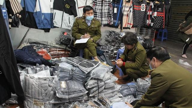 Lực lượng chức năng kiểm tra hàng hóa nghi vấn nhập lậu Lực lượng chức năng kiểm tra hàng hóa nghi vấn nhập lậu