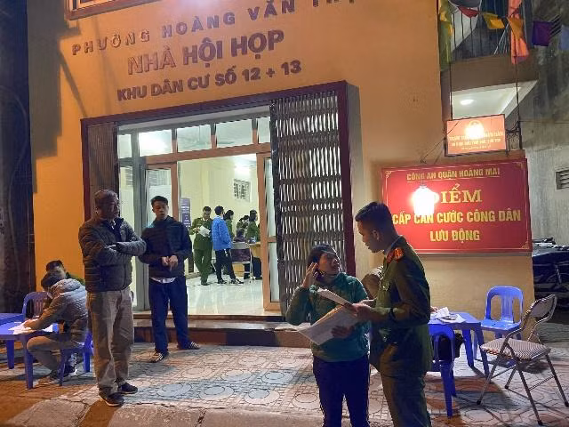 Ngoài cấp trực tiếp tại CAQ, 8 tổ lưu động gồm liên quân đội CS QLHC về TTXH phối hợp với các phường sẽ tiến hành hướng dẫn, cấp căn cước ngay tại các khu dân cư, vào các buổi tối