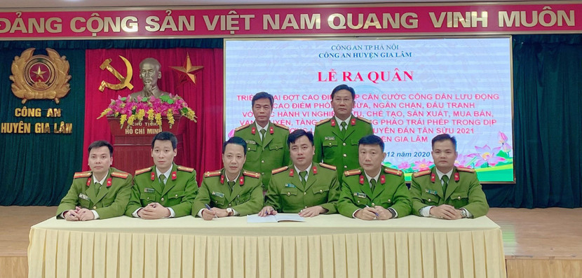 Các đồng chí trong Ban chỉ huy Công an huyện chứng kiến ký kết của trưởng Công an xã, thị trấn