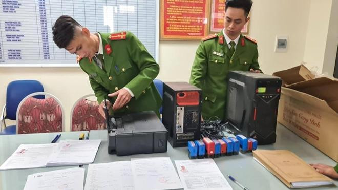 Công an quận Hà Đông kiểm tra tang vật thu giữ