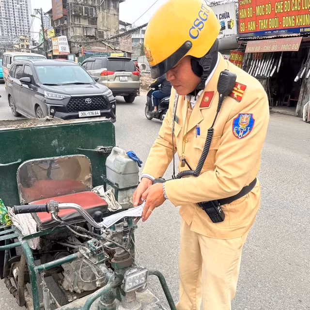 Cán bộ Đội CSGT số 9 lập biên bản 1 trường hợp phương tiện tự chế, sáng 16-3 Cán bộ Đội CSGT số 9 lập biên bản 1 trường hợp phương tiện tự chế, sáng 16-3