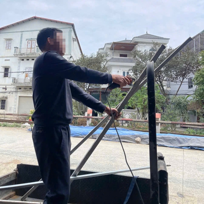 Người dân làng nghề La Phù tự cắt dỡ phương tiện tự chế