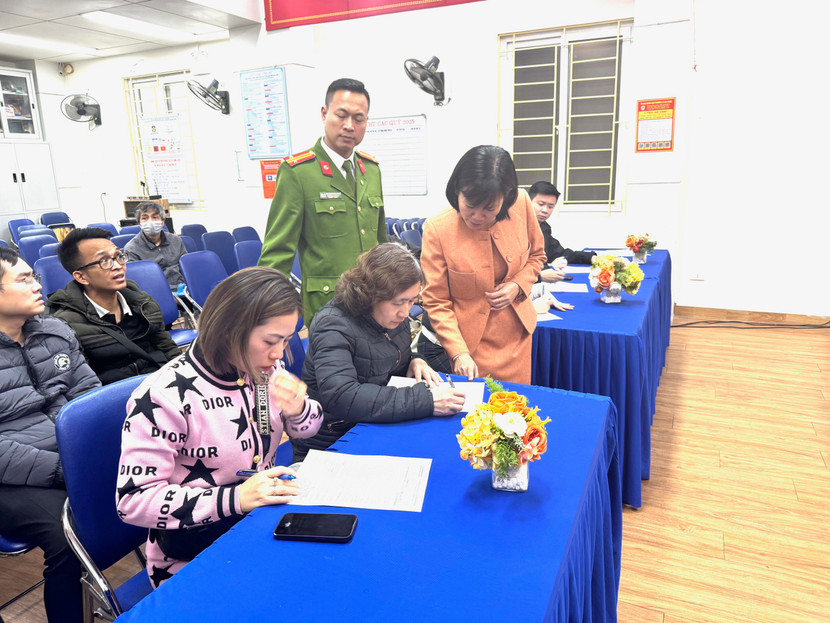 Lãnh đạo UBND và Công an phường chứng kiến, hướng dẫn các chủ nhà trọ ký cam kết