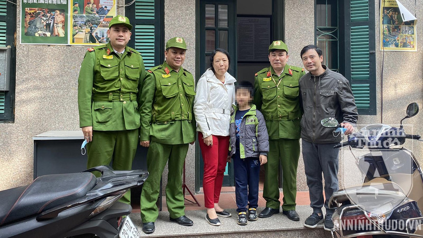 May mắn được tổ tuần tra của Đội Cảnh sát Giao thông, Trật tự (CAQ Hai Bà Trưng) hỗ trợ, bé trai đã nhanh chóng được bố mẹ tới đón về