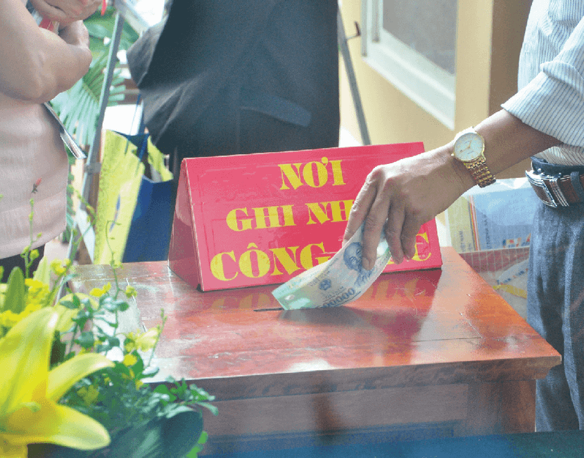 Việc tiếp nhận, quản lý, sử dụng tiền công đức, tài trợ phải minh bạch