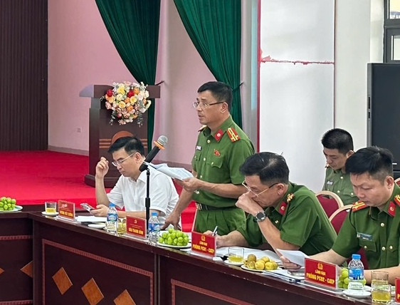 Thượng tá Đào Thanh Bình – Trưởng Công an xã và chỉ huy Công an xã báo cáo tại hội nghị Thượng tá Đào Thanh Bình – Trưởng Công an xã và chỉ huy Công an xã báo cáo tại hội nghị