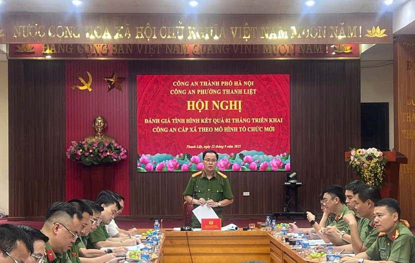 Đại tá Lê Văn Tuân, Phó Giám đốc CATP làm việc tại Công an xã Thanh Liệt