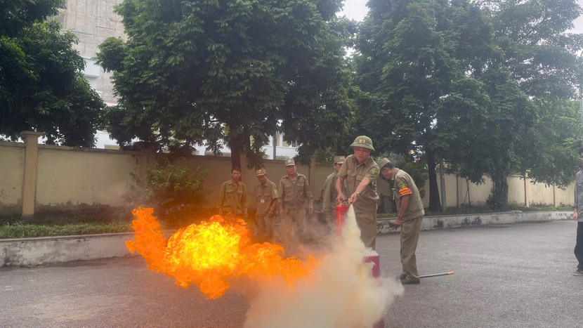 Thực hành kỹ năng dập lửa Thực hành kỹ năng dập lửa