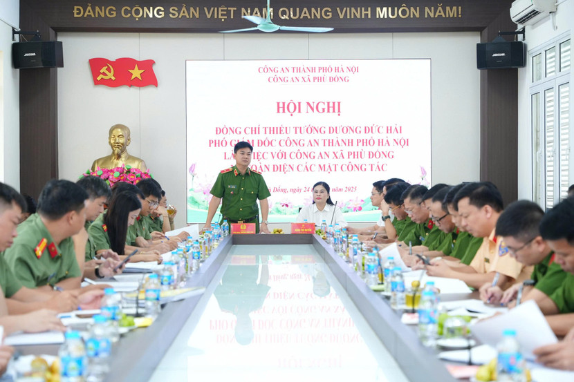 Thiếu tướng Dương Đức Hải – Phó Giám đốc Công an thành phố phát biểu chỉ đạo tại buổi làm việc với Công an xã Phù Đổng