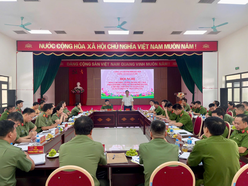 Đồng chí Nguyễn Việt Hà - Thành ủy viên, Bí thư Đảng ủy xã Gia Lâm phát biểu tại hội nghị Đồng chí Nguyễn Việt Hà - Thành ủy viên, Bí thư Đảng ủy xã Gia Lâm phát biểu tại hội nghị