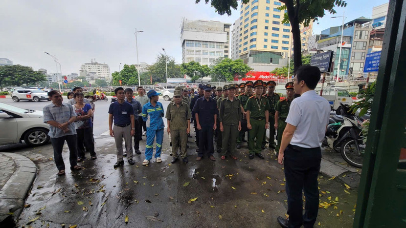 Lực lượng chức năng trước giờ ra quân dẹp chợ tạm Lực lượng chức năng trước giờ ra quân dẹp chợ tạm