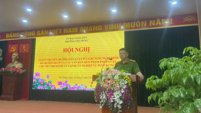 Chỉ huy Công an phường Việt Hưng và báo cáo viên phát biểu tại lớp tập huấn Chỉ huy Công an phường Việt Hưng và báo cáo viên phát biểu tại lớp tập huấn