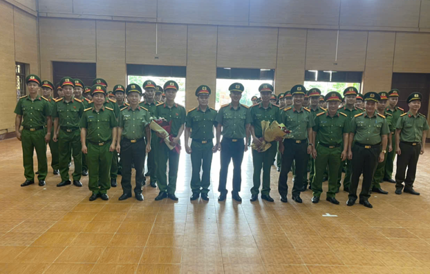 Ban Chỉ huy Công an phường chúc mừng buổi kiểm tra đạt kết quả