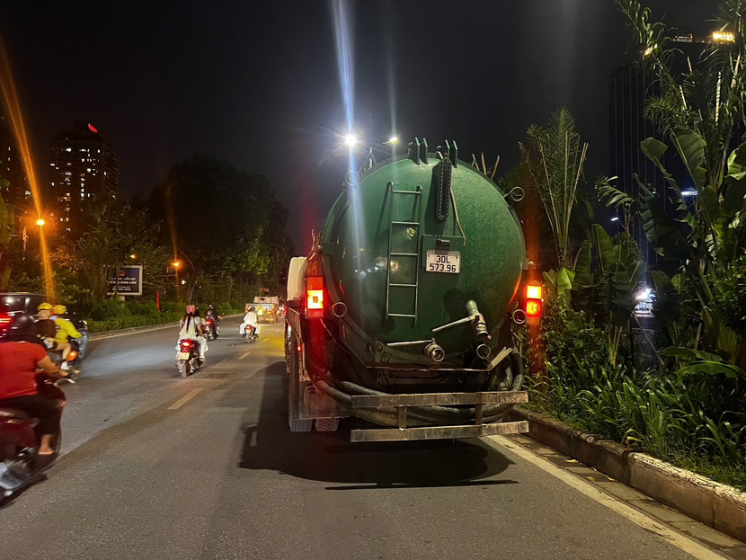 Chiếc xe bồn chở chất thải Chiếc xe bồn chở chất thải