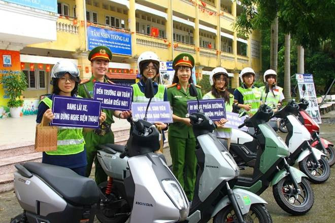Hoạt động ý nghĩa của Công an phường Thanh Xuân trong đảm bảo trật tự giao thông ảnh 1