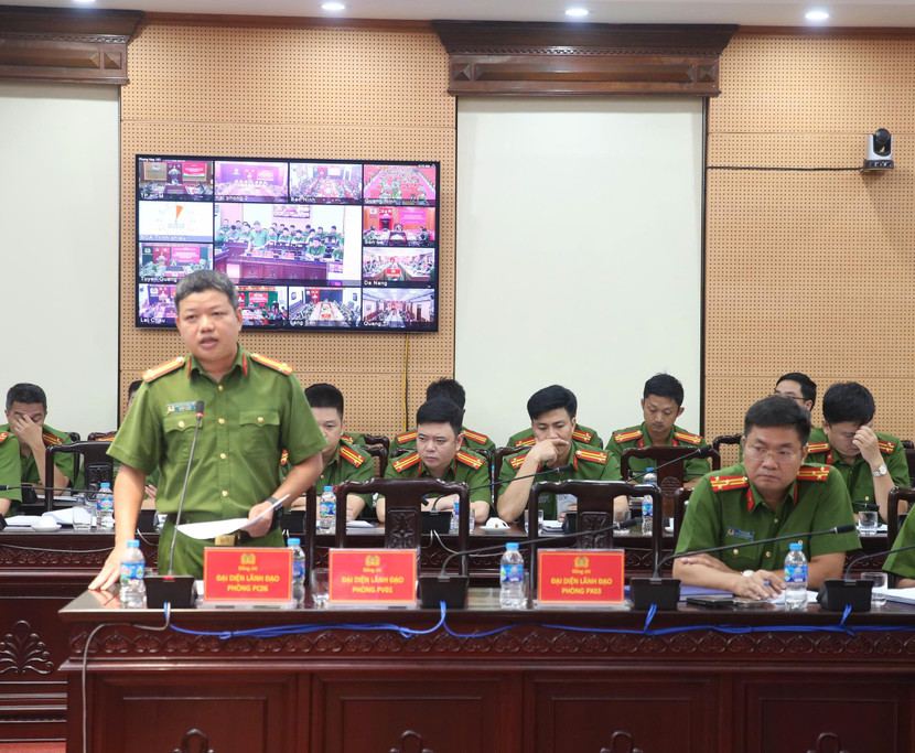 Các đại biểu tham luận tại hội thảo