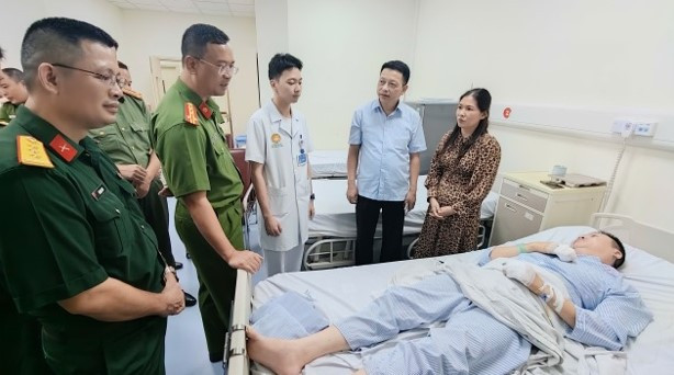 Thiếu tướng Nguyễn Hồng Ky – Phó Giám đốc CATP thăm hỏi Trung tá Nguyễn Duy Mạnh