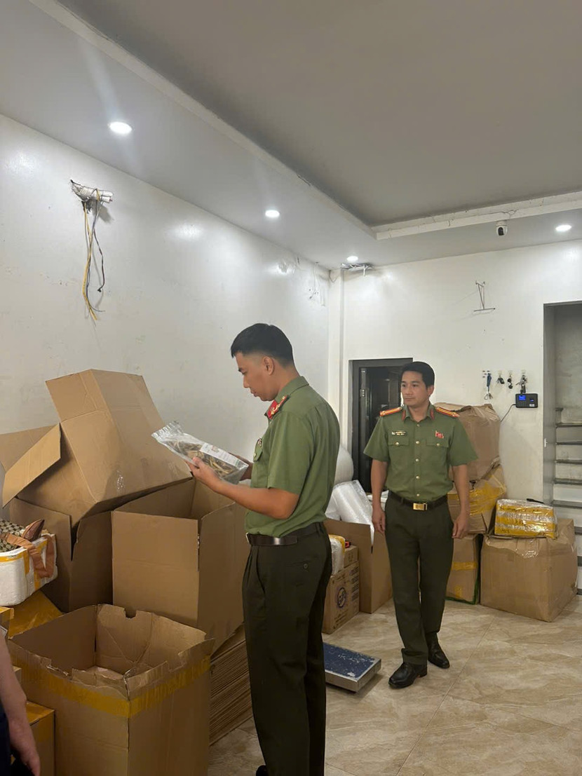 Lực lượng An ninh kinh tế Công an Hà Nội phối hợp đội Quản lý thị trường số 14 kiểm tra, xử lý vi phạm của 1 cơ sở tại xã Hoài Đức Lực lượng An ninh kinh tế Công an Hà Nội phối hợp đội Quản lý thị trường số 14 kiểm tra, xử lý vi phạm của 1 cơ sở tại xã Hoài Đức