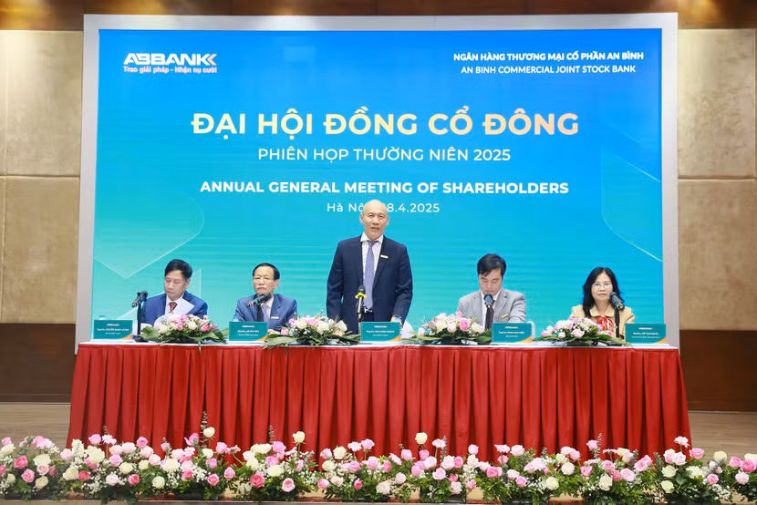 Chủ tịch HĐQT ABBANK - Ông Đào Mạnh Kháng cùng đoàn chủ toạ khai mạc Đại hội Cổ đông ABBANK 2025