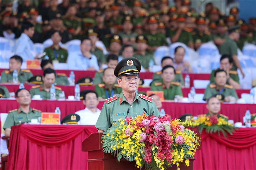 Trung tướng Lê Hồng Nam, Giám đốc Công an TP. Hồ Chí Minh báo cáo tình hình, kết quả công tác bảo đảm an ninh, trật tự phục vụ các hoạt động bên lề Lễ Kỷ niệm và công tác chuẩn bị Lễ xuất quân.