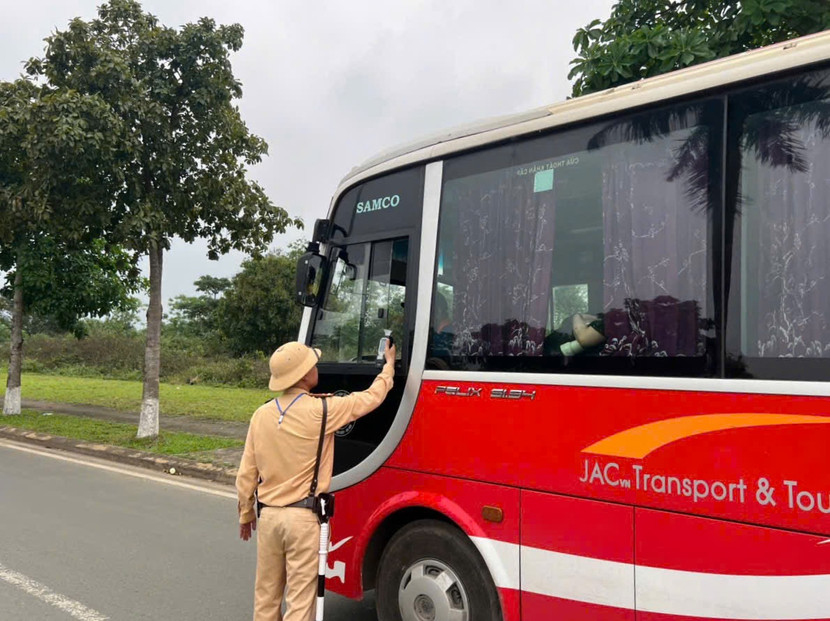 Lực lượng CSGT kiểm tra nồng độ cồn đối với tài xế xe chở công nhân viên