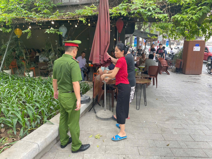 Nhắc nhở hộ kinh doanh không lấn chiếm hè đường