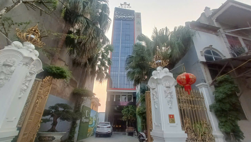 Đằng sau vẻ hào nhoáng... Đằng sau vẻ hào nhoáng...