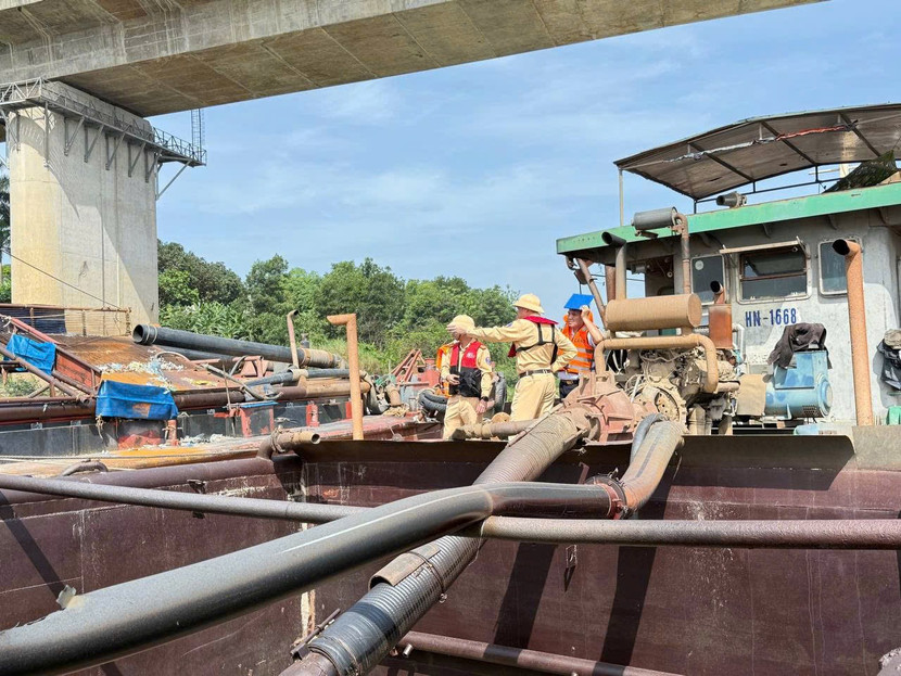 CSGT đường thủy đôn đốc, giám sát các chủ phương tiện tự tháo bỏ các thiết bị khai thác cát.