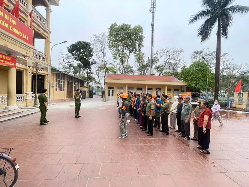 Tập hợp đội hình trước khi triển khai phương án diễn tập Tập hợp đội hình trước khi triển khai phương án diễn tập