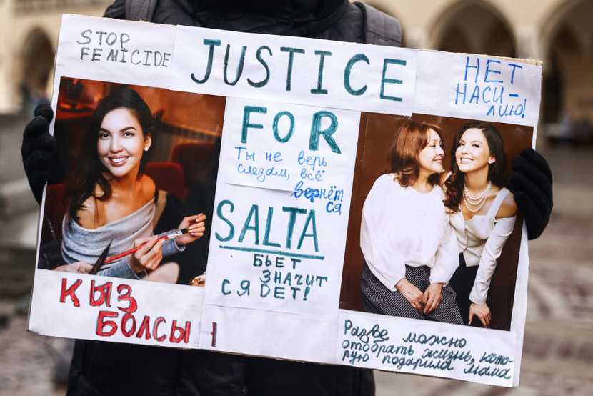 Những người ủng hộ đòi công lý cho nạn nhân Saltanat Nukenova Những người ủng hộ đòi công lý cho nạn nhân Saltanat Nukenova