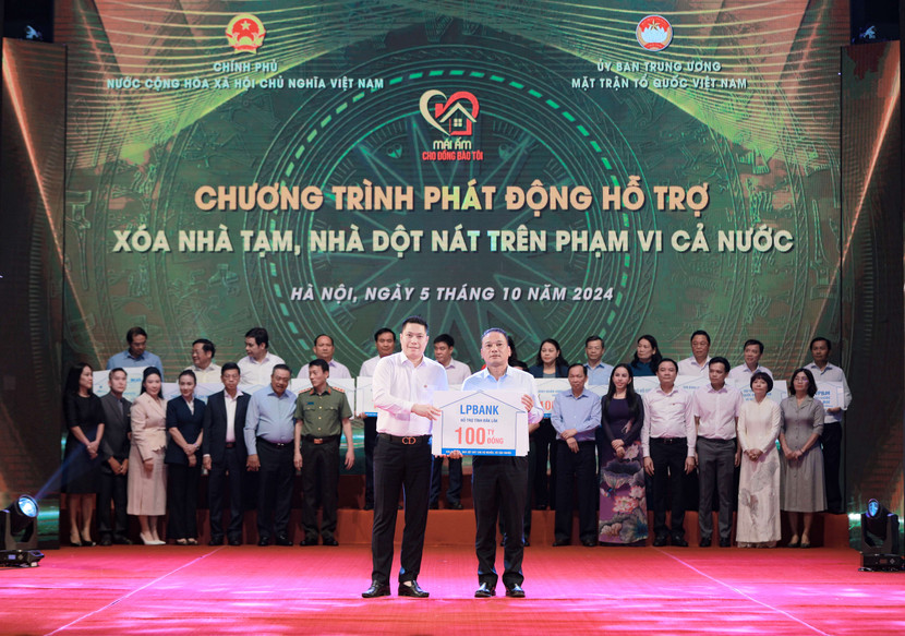 Đại diện Ngân hàng Lộc Phát Việt Nam (LPBank), ông Nguyễn Văn Thùy - Phó Chủ tịch HĐQT trao tặng 100 tỷ đồng cho tỉnh Đắk Lắk thực hiện chương trình xóa nhà tạm, nhà dột nát trên địa bàn