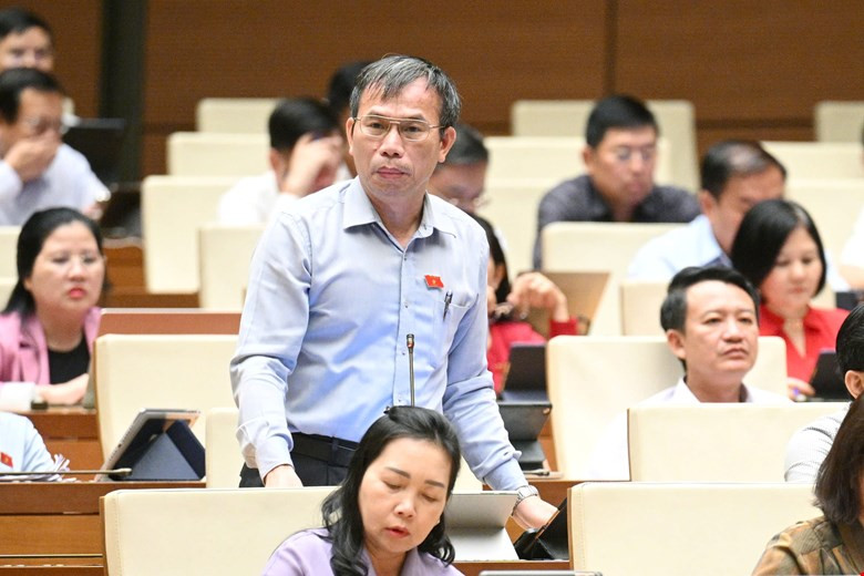 Đại biểu Đồng Ngọc Ba (đoàn Bình Định) thảo luận Đại biểu Đồng Ngọc Ba (đoàn Bình Định) thảo luận