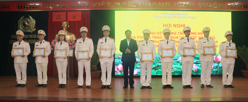 Đồng chí Nguyễn Minh Tâm - Phó Bí thư Quận ủy - Chủ tịch UBND quận Hoàng Mai trao khen các tập thể, cá nhân CAQ Hoàng Mai lập thành tích xuất sắc Đồng chí Nguyễn Minh Tâm - Phó Bí thư Quận ủy - Chủ tịch UBND quận Hoàng Mai trao khen các tập thể, cá nhân CAQ Hoàng Mai lập thành tích xuất sắc