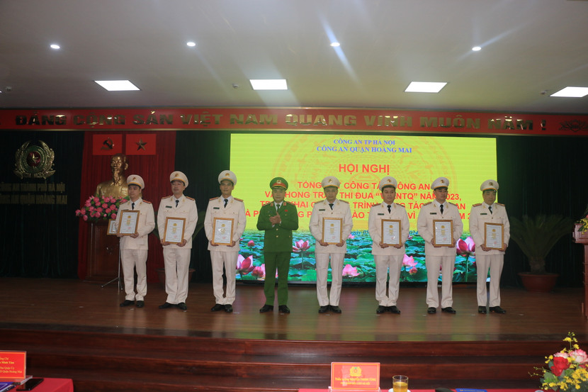 Thiếu tướng Nguyễn Thanh Tùng - Phó Giám đốc CATP trao khen các tập thể, cá nhân CAQ Hoàng Mai lập thành tích xuất sắc Thiếu tướng Nguyễn Thanh Tùng - Phó Giám đốc CATP trao khen các tập thể, cá nhân CAQ Hoàng Mai lập thành tích xuất sắc