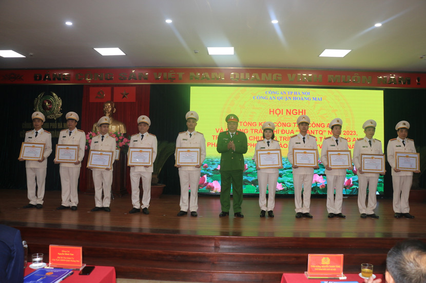 Đại tá Nguyễn Đình Chiến trao khen các tập thể, cá nhân CAQ Hoàng Mai lập thành tích xuất sắc Đại tá Nguyễn Đình Chiến trao khen các tập thể, cá nhân CAQ Hoàng Mai lập thành tích xuất sắc
