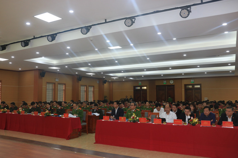 Các đồng chí: Thiếu tướng Nguyễn Thanh Tùng - Phó Giám đốc CATP; Nguyễn Minh Tâm - Phó Bí thư Quận ủy - Chủ tịch UBND quận Hoàng Mai, cùng lãnh đạo phòng, ban chức năng CATP, Quận Hoàng Mai...dự hội nghị Các đồng chí: Thiếu tướng Nguyễn Thanh Tùng - Phó Giám đốc CATP; Nguyễn Minh Tâm - Phó Bí thư Quận ủy - Chủ tịch UBND quận Hoàng Mai, cùng lãnh đạo phòng, ban chức năng CATP, Quận Hoàng Mai...dự hội nghị