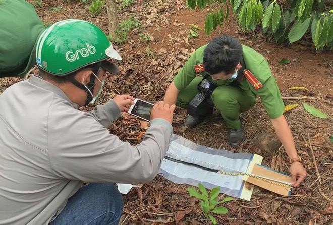Lực lượng công an khám nghiệm hiện trường