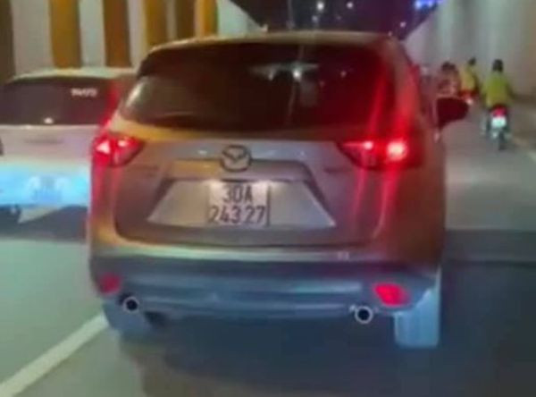 Chiếc xe đi sai làn gây nguy hiểm bị CSGT xử phạt Chiếc xe đi sai làn gây nguy hiểm bị CSGT xử phạt