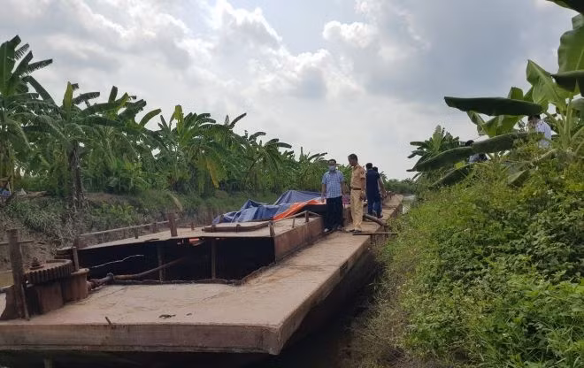 CSGT đường thủy cùng các cơ quan chức năng tìm chiếc tàu bị mất trộm