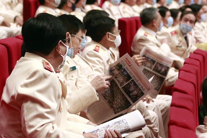 Trước giờ khai mạc buổi lễ, các đại biểu đọc Báo ANTĐ