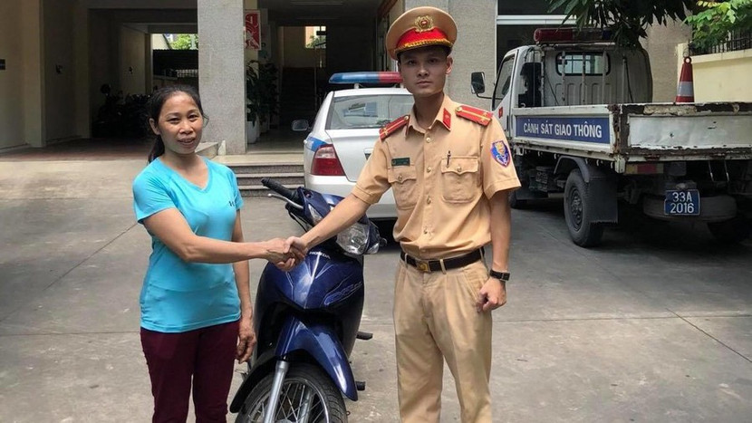 Không chỉ đấu tranh hiệu quả tội phạm, CBCS của Đội CSGT số 9 còn tận tình giúp đỡ nhân dân, tìm, trao lại tài sản cho người dân bị kẻ gian lấy mất